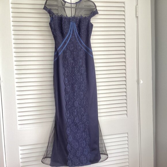 Formal Gown eugenia navy size 8 - Picture 2 of 13